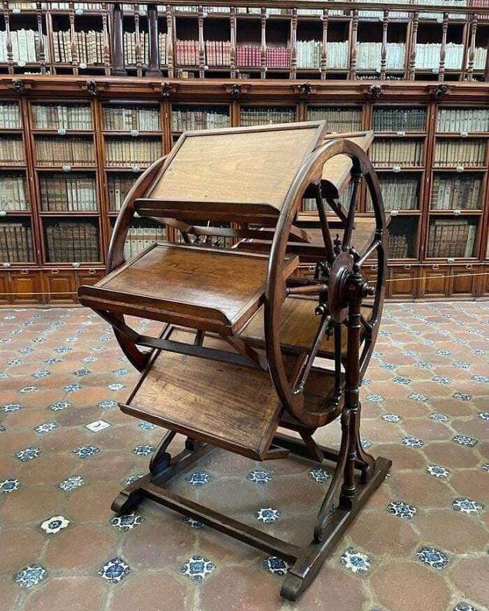 Um dispositivo do século 18 que permitia aos pesquisadores consultar até 8 livros abertos por vez.