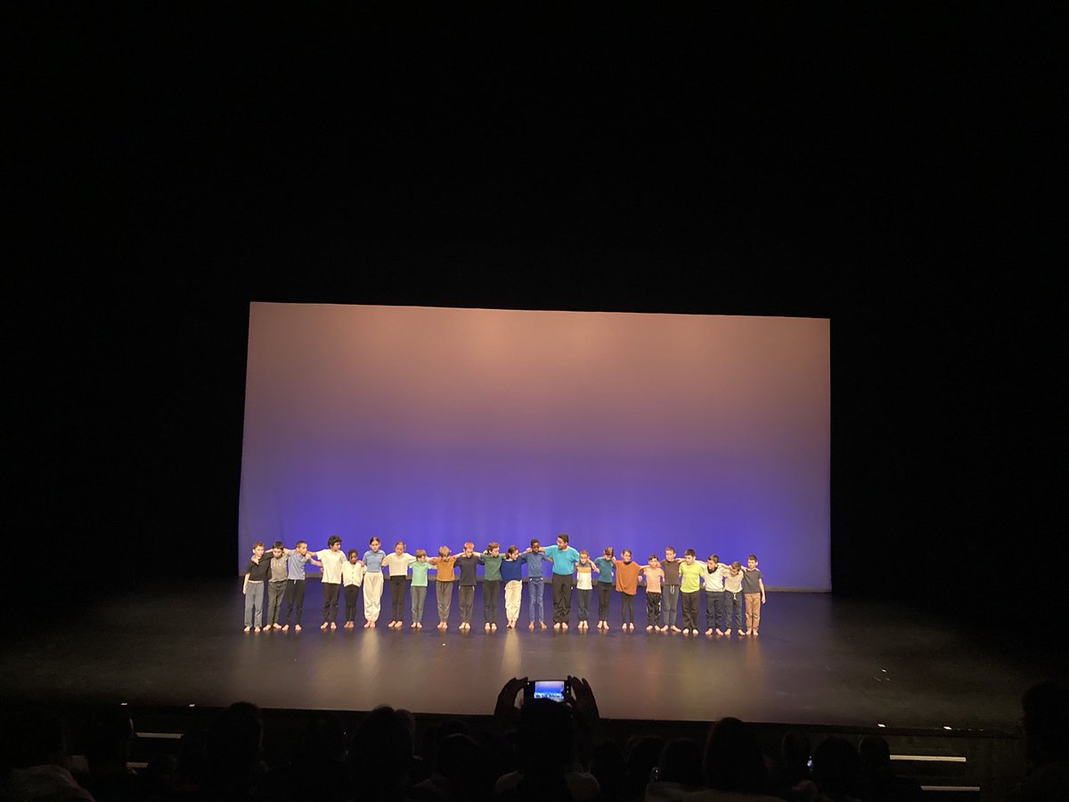Voilà une semaine qui se termine par une jolie restitution pour achever un PEAC danse baroque &amp;contemporaine pour les CM1 de Langevin guidés par le danseur Damien Dreux de la Cie Les fêtes galantes de B.Massin👏les élèves <a href="/quai9/">Nina</a> @VilledeLanester <a href="/DRAEAC_Bretagne/">DRAEAC Bretagne</a> <a href="/BoulcAline/">Aline Boulc'h</a>