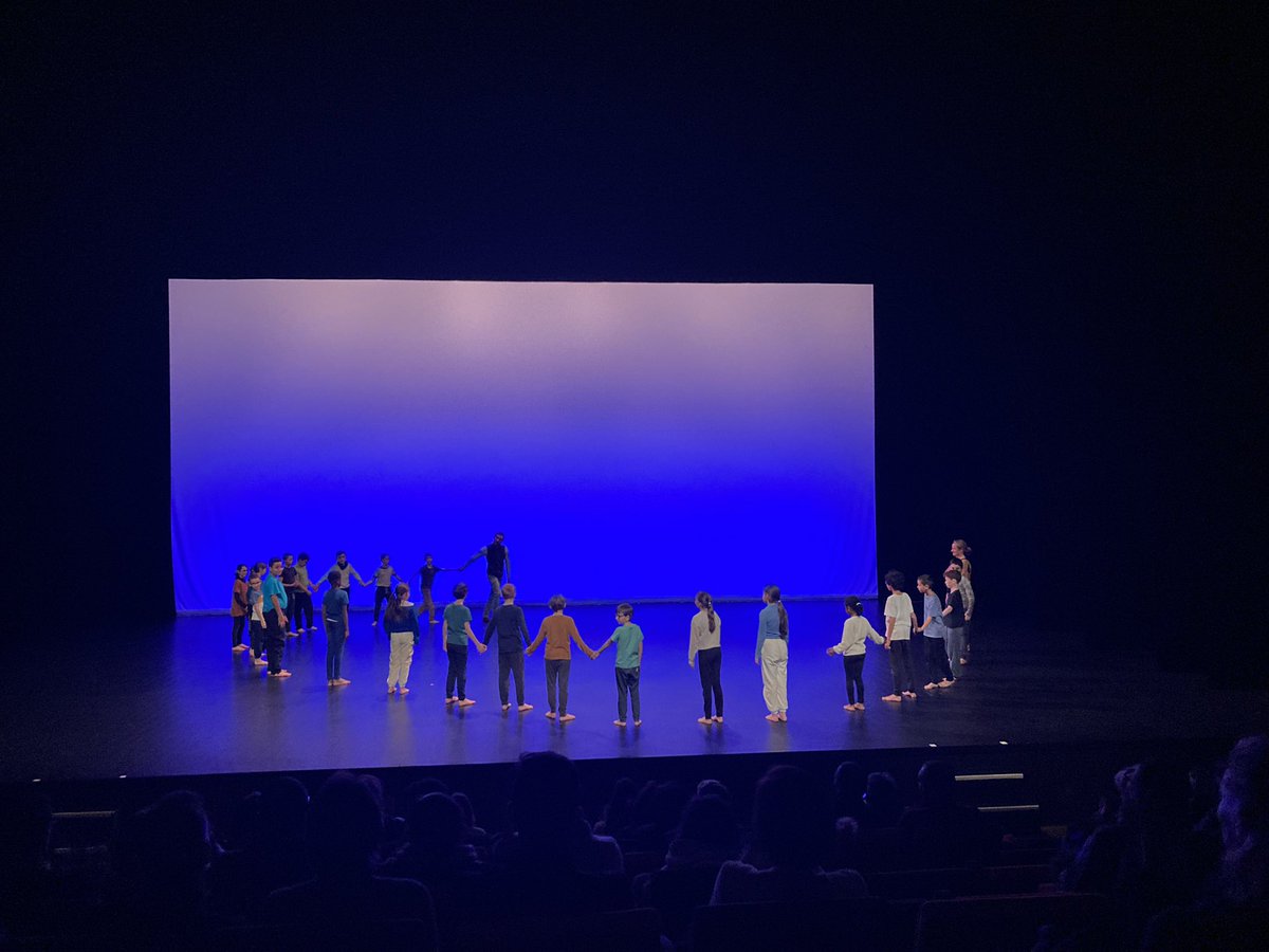 AiraultIsa's tweet photo. Voilà une semaine qui se termine par une jolie restitution pour achever un PEAC danse baroque &amp;contemporaine pour les CM1 de Langevin guidés par le danseur Damien Dreux de la Cie Les fêtes galantes de B.Massin👏les élèves @quai9 @VilledeLanester @DRAEAC_Bretagne @BoulcAline https://t.co/ZvkVsIVUdk