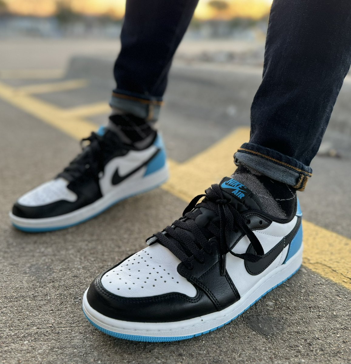 TGIF !! Ready for this chilly 🥶 weekend! Another dope pair I finally got to un-ds 🤘🏾 #NIKE #snkrsliveheatingup #SNKRS #JORDAN #KOTD #NIKE #SNKRSKickCheck @nike @Jumpman23 #jordan1lowOG #UNC #blacktoe