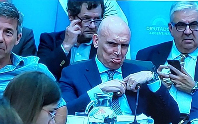 A este gil q se las da de poronga, le vaciaron la caja de ahorro 3 gordos desde el penal de Batan con un celular Motorola Startac de los 2000. 
HaCí como escuchaste.