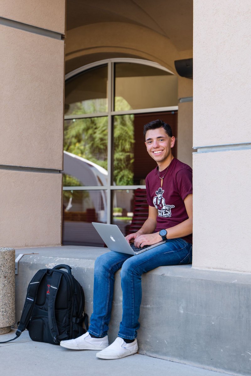 nmsu's tweet photo. On Fridays, we wear crimson♥️ 🤠  #CrimsonFridays https://t.co/fOU9lDqC8k