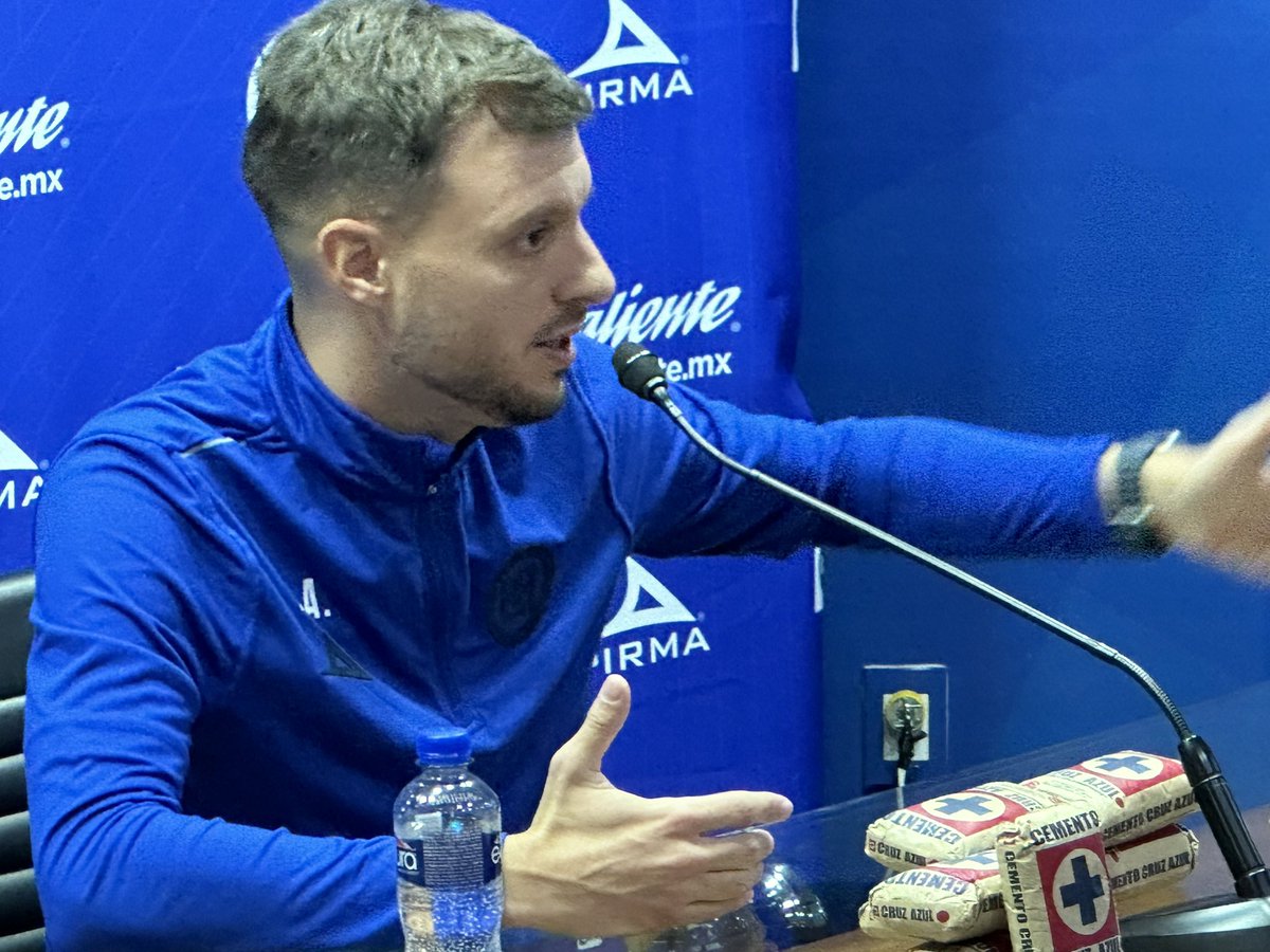 #CruzAzul 🚂

Martín Anselmi sobre la salida de Juan Escobar:

“Él me manifestó su inconformidad por no ser titular en el último partido de preparación, lo cual es normal porque todos quieren jugar… Y después el jugador me manifestó su deseo de buscar un nuevo reto en su