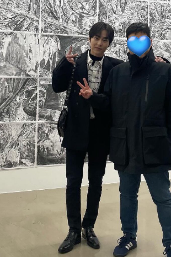 _zozzled's tweet photo. 시우민 사촌형이랑 투샷떴는데 아이돌력 미쳣뜸 ㅅㅂㅅㅂㅅㅂ 착장개까리하고 얼굴 너무 존잘이고🥹🥹🥹😍😍😍 https://t.co/CWL59oOtWa