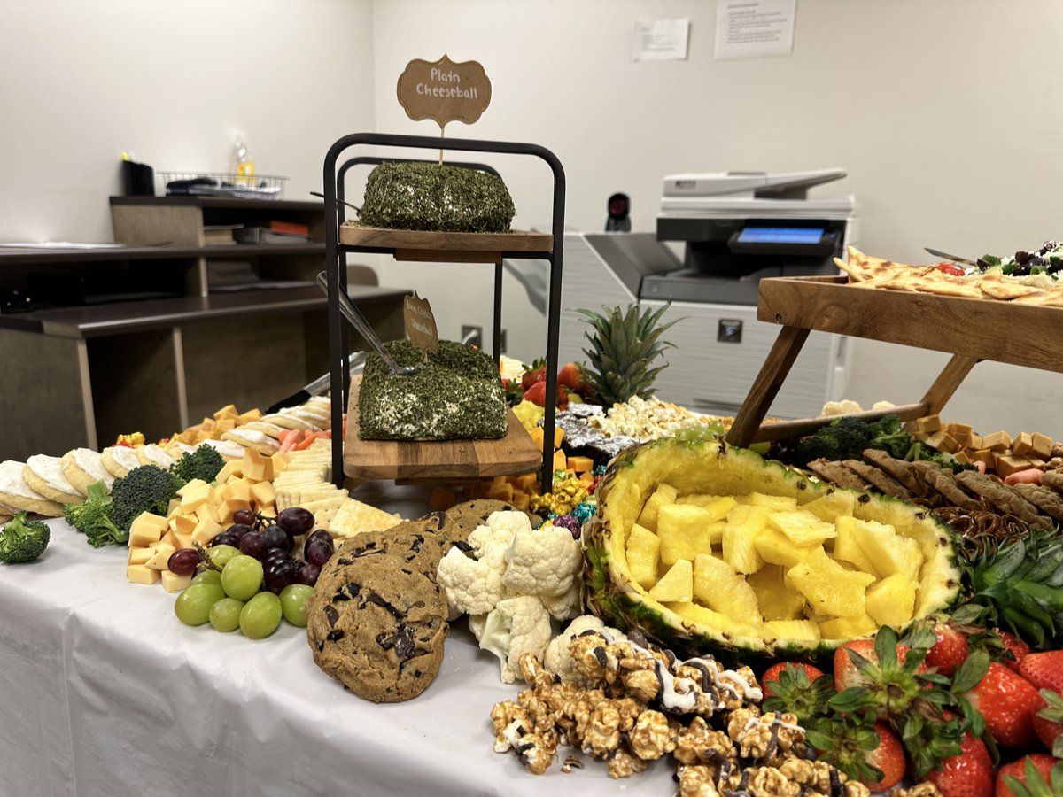 WashCommSchools's tweet photo. A big thank you to Greg Boyd from Boyd &amp; Sons and Knepps Catering for this spectacular spread for the staff at Washington High School for our Kids at Hope Treasure Hunter 10's Day Celebration! #IAMWashington #hatchetstrong https://t.co/gDCLdLrZd7