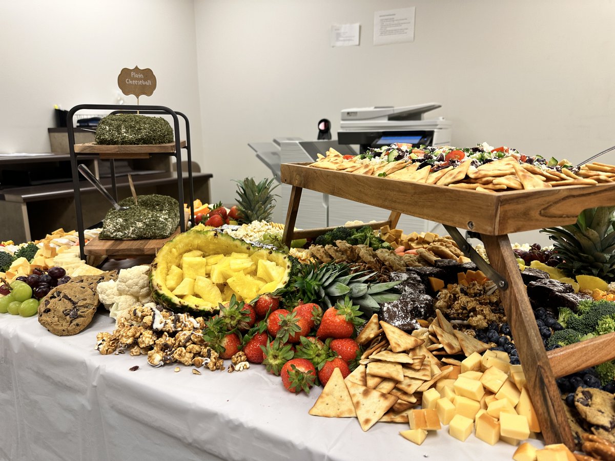 WashCommSchools's tweet photo. A big thank you to Greg Boyd from Boyd &amp; Sons and Knepps Catering for this spectacular spread for the staff at Washington High School for our Kids at Hope Treasure Hunter 10's Day Celebration! #IAMWashington #hatchetstrong https://t.co/gDCLdLrZd7