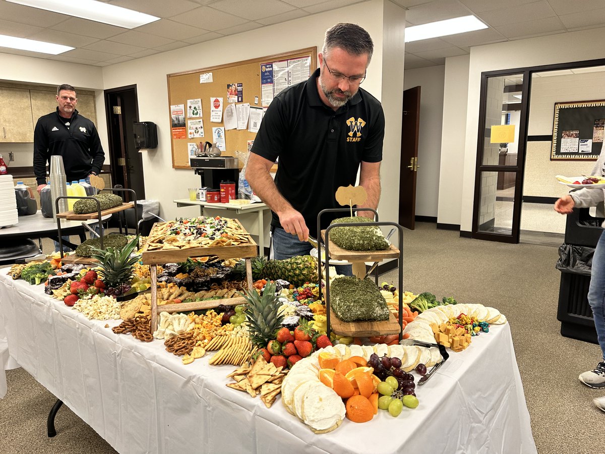 WashCommSchools's tweet photo. A big thank you to Greg Boyd from Boyd &amp; Sons and Knepps Catering for this spectacular spread for the staff at Washington High School for our Kids at Hope Treasure Hunter 10's Day Celebration! #IAMWashington #hatchetstrong https://t.co/gDCLdLrZd7