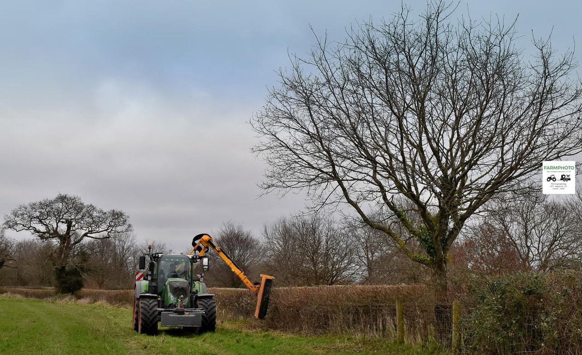 New Year’s tidy: @Fendt_UKIreland 724 Vario Gen 6 and @ShelbourneReyno HD875 cutter. . . #farmphoto #farmphotodorset #farming #northfarmhorton #fendt #fendtpower #fendt724 #shelbournereynolds #candotractors #redlynch @snellpeter2 @Candotractors