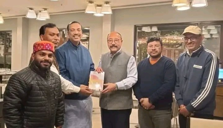 abvpsiliguri's tweet photo. ABVP জাতীয় যুগ্ম সংগঠন সম্পাদক শ্রী গোবিন্দ নায়েকজী, দক্ষ কূটনীতিবিদ থাইল্যান্ড এবং মার্কিন যুক্তরাষ্ট্রের প্রাক্তন রাষ্ট্রদূত এবং G20-এর মুখ্য সংযোজক শ্রী হর্ষবর্ধন শ্রিংলার সাথে দেখা করে #ধ্যেয়যাত্রা বইটি ওনার হাতে তুলে দেন। 

#ABVPUttarbanga 
#AbvpSiliguri https://t.co/onOOZIgPHV