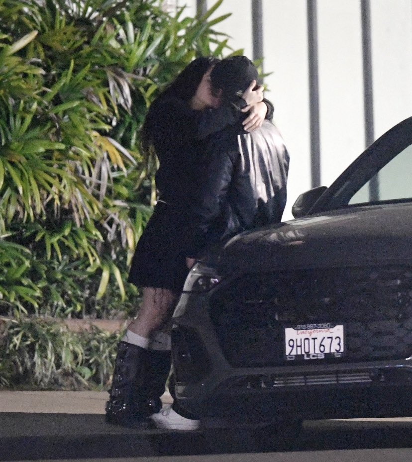 Rosalía y Jeremy Allen White besandose en Los Angeles anoche.