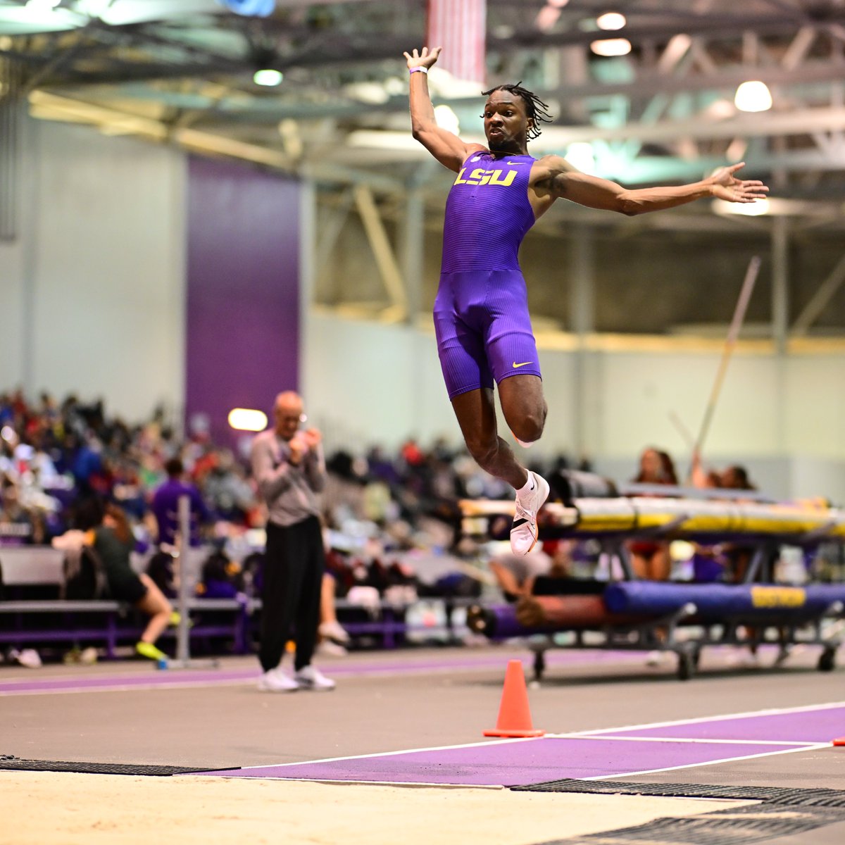 𝐌𝐞𝐧'𝐬 𝐋𝐨𝐧𝐠 𝐉𝐮𝐦𝐩

<a href="/BullockJieem/">Jieem Bullock</a> opens up the year taking 🥇 in long jump with a distance of 7.42 meters (24’ 4.25”)!

#GeauxTigers | 📊 lsul.su/PurpleTigerLR24