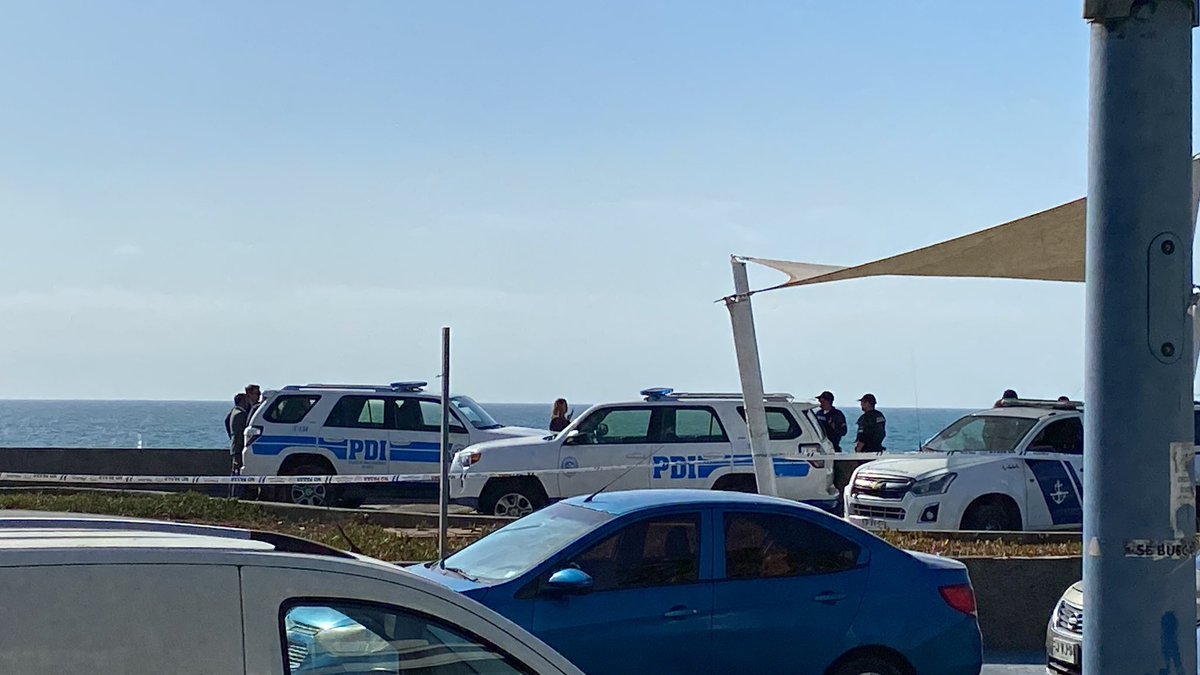 GOPE21's tweet photo. AHORA: operativo de la @PDI_CHILE por hallazgo de cuerpo en roquerios de Avenida Peru en Viña del mar @adnradiochile https://t.co/IycMOHzWfh