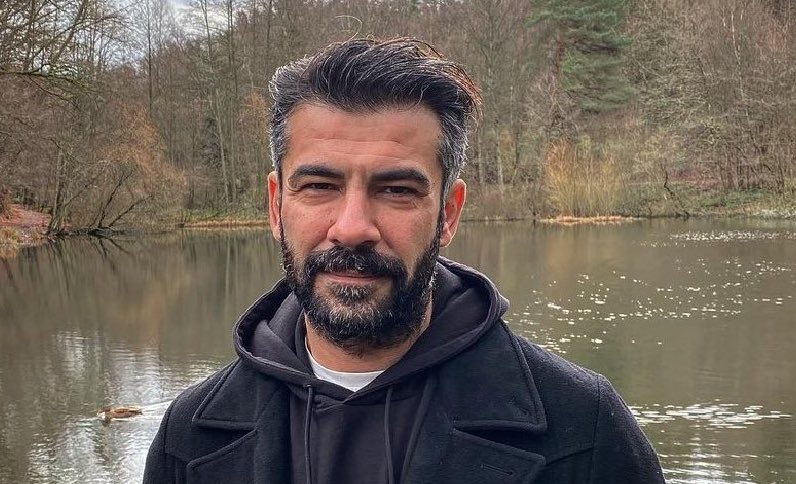 DizilandBaba's tweet photo. سيريناي ساريكايا أمس تم تكريمها بجائزة أفضل ممثلة في مسلسل تلفزيوني في السنة، وبعد اعلان فوز مسلسلها شاهماران بجائزة أفضل مسلسل رقمي صعدت المسرح لثاني مرة لتستلم الجائزة وقالت "أنا مجددًا، أنا مجددًا"

تعليق الممثل روزجار أكصوي بعد كلامها:
"هي مجددًا، هي مجددًا🙂 يا الله كم لدينا القليل من الممثلين الموهوبين… أكاد لا أصدق. هل منظموا هذه الجوائز يقدمونها لنفس الأسماء البارزة دائمًا ليروجوا لأنفسهم يا ترى؟ لهذا يفوزون بها مجددًا ومجددًا… كلا يا روحي ما علاقة هذا🤣"
#SerenaySarıkaya #RüzgarAksoy