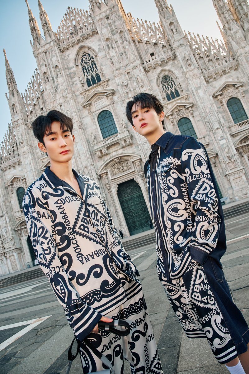 สองหนุ่ม #ฟอสบุ๊ค ในโททัลลุคของ #DolceGabbana คอลเลคชั่น Pre-Spring 2024 สะท้อนลวดลายความเป็นอิตาลี ชมทิวทัศน์อันสวยงามของ #DuomodiMilano เมืองมิลาน​#DGFamily​ #zzocial #ฟอสจิรัชพงศ์​#บุุ๊คกษิดิ์เดช #DGFW24​#dgfw24xforcebook​ #fforce​ #kasibook​ #forcebook​ #minrsvp​ #rsvpbangkok