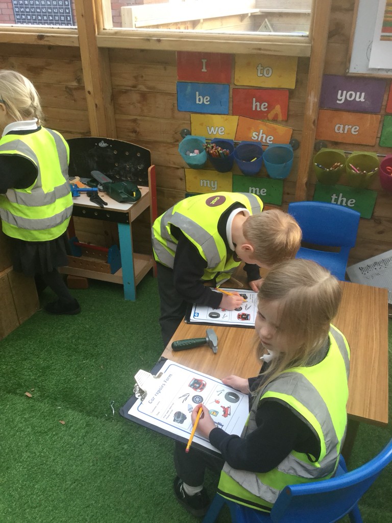 EYFS - This week in Amethyst Class, we have enjoyed our new Transport topic, 'On the Move,' and had fun counting passengers on the bus, working in the garage role play area, building our own City, using the geoboards and making vehicle pictures on the cork boards.