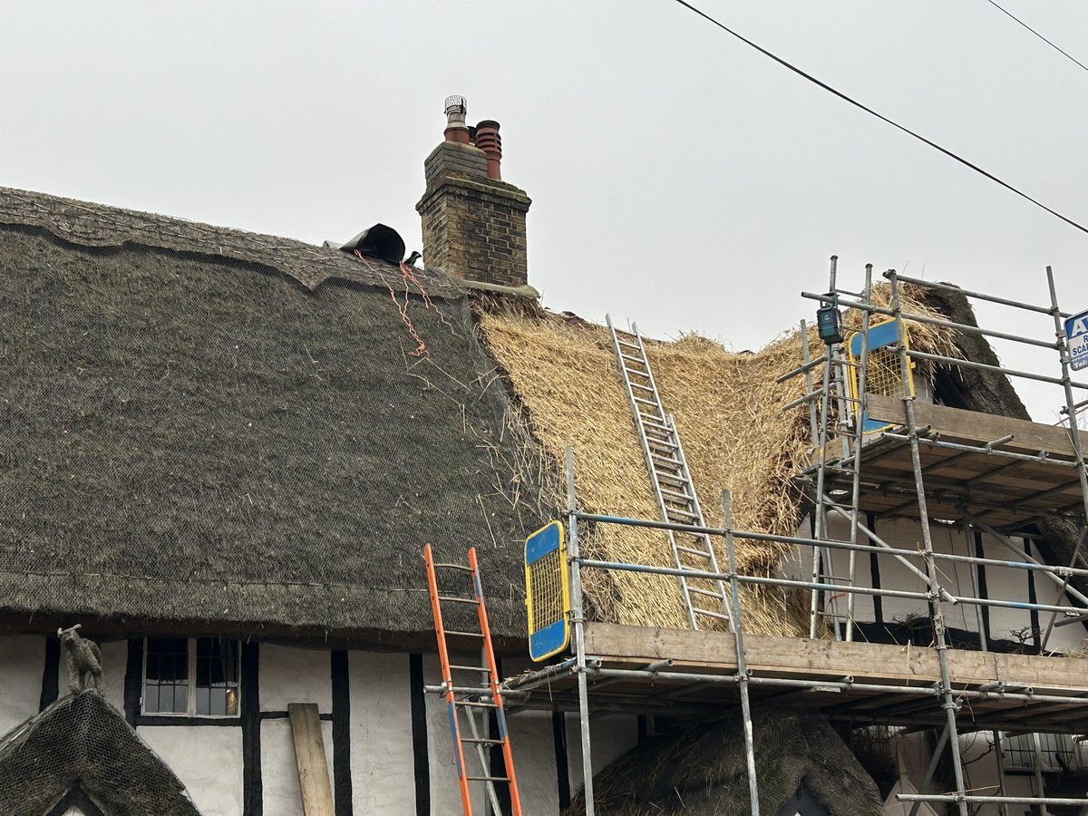 Nearly there on these two elevations now. All ready for the snow next week 🙄🙄 #thatching #masterthatchers #ruralcrafts #bedfordshire