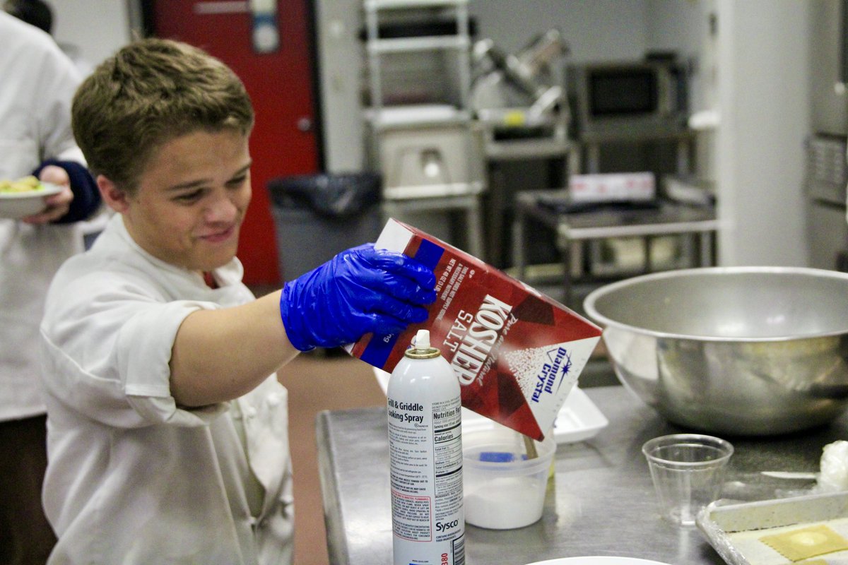 JBHS_dispatch's tweet photo. ITALIAN POP-UP: Throughout the day, Culinary has hosted an Italy-themed pop-up for parents and teachers. Those who signed up could receive their food to go or be treated to a restaurant-like experience during the school day.

📸: Alex Edwards and Austin Ikard https://t.co/A0L24L0F7e