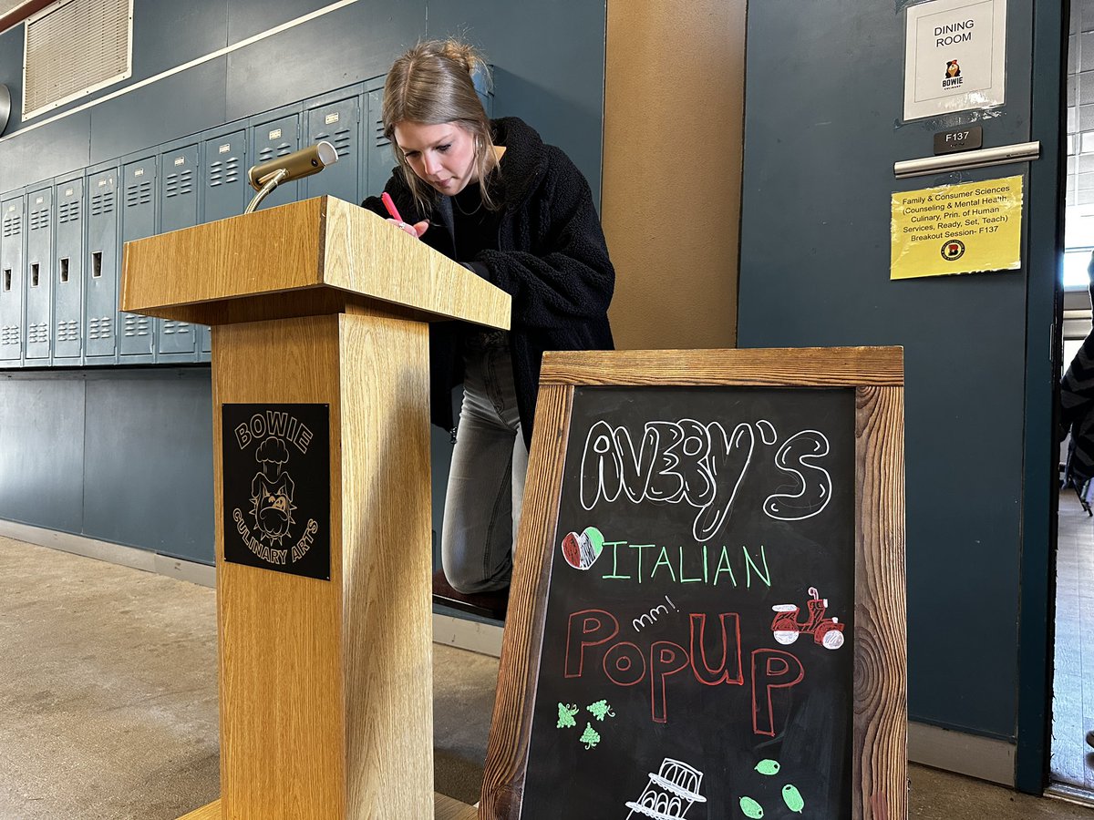 JBHS_dispatch's tweet photo. ITALIAN POP-UP: Throughout the day, Culinary has hosted an Italy-themed pop-up for parents and teachers. Those who signed up could receive their food to go or be treated to a restaurant-like experience during the school day.

📸: Alex Edwards and Austin Ikard https://t.co/A0L24L0F7e