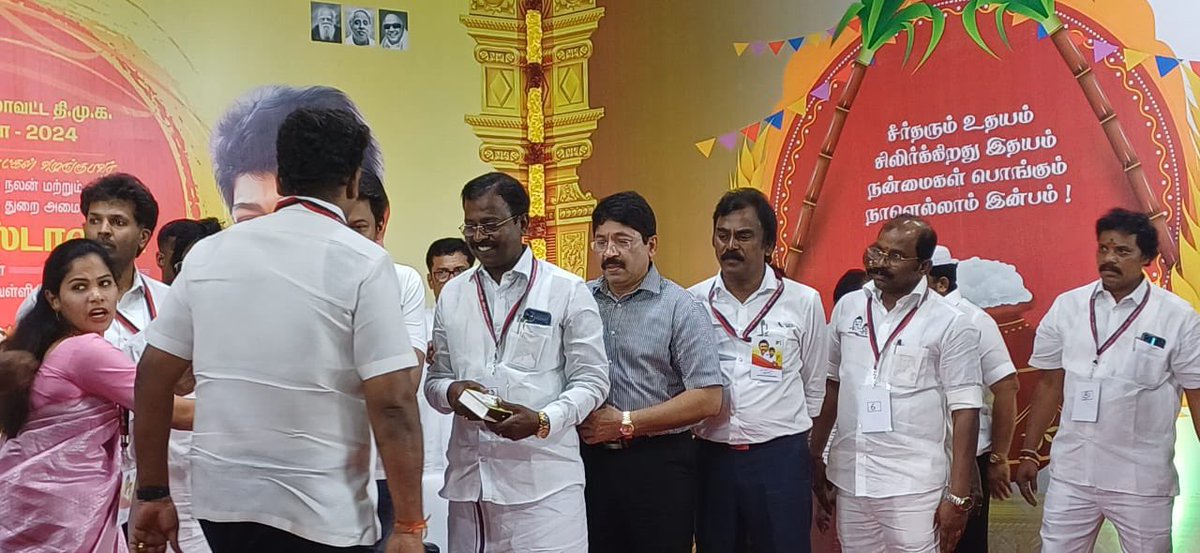 iambkmurthy's tweet photo. அவர்கள் பங்கேற்று சென்னை கிழக்கு மாவட்டத்திற்கு உட்பட்ட கழக நிர்வாகிகள், செவிலியர்கள் , தூய்மைப் பணியாளர்கள் மாநகராட்சி பணியாளர்கள் என 3500 பேருக்கு பொங்கல் தொகுப்பு, கரும்பு, புத்தாடைகள், பரிசுப் பொருட்கள், நிதியுதவி மற்றும் நாட்காட்டியை வழங்கி பொங்கல் வாழ்த்து தெரிவித்து https://t.co/YWCvaQtp8D