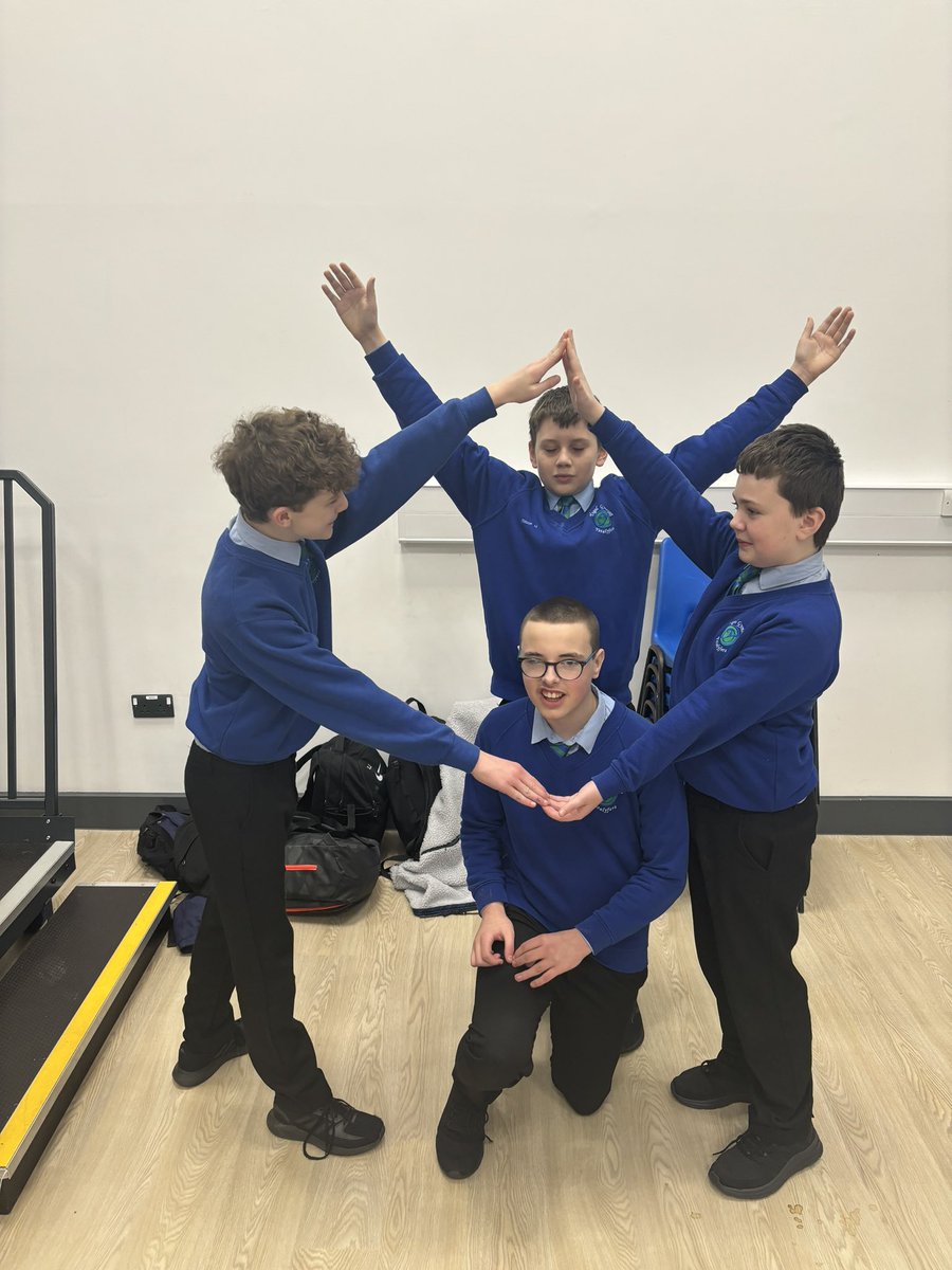 Blwyddyn 8 yn arborfi â’r arddull Dawns “Tutting” yn eu gwers heddiw. 

Edrych ymlaen i weld eich dawns terfynol ✨

<a href="/YsgolYstalyfera/">Ystalyfera - Bro Dur</a>