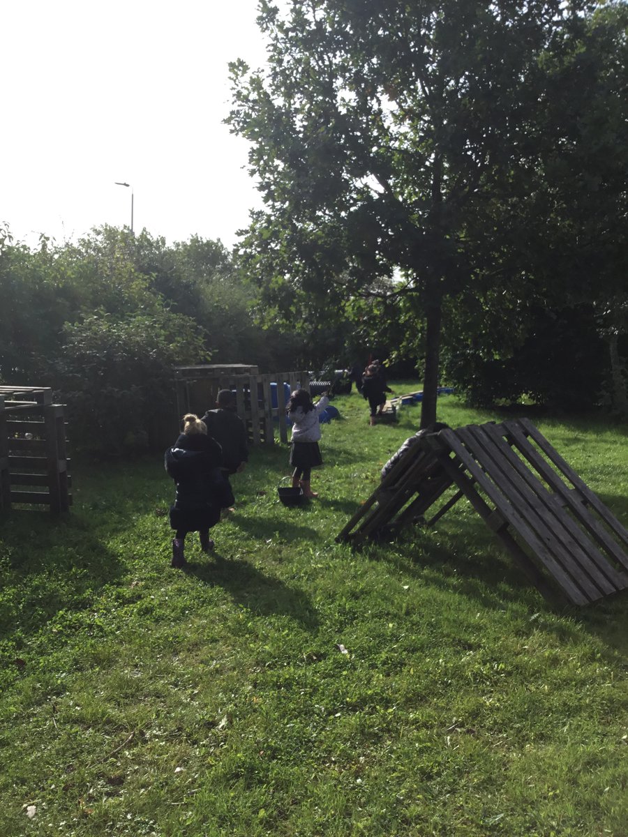 braunstone_cps's tweet photo. F1 have enjoyed welcoming new friends into Blossom Class this week. We have been showing them our amazing school, including our fabulous outdoor learning space 🍂🌲 #BCPS #EYFSBCPS https://t.co/xyRS54P6XB