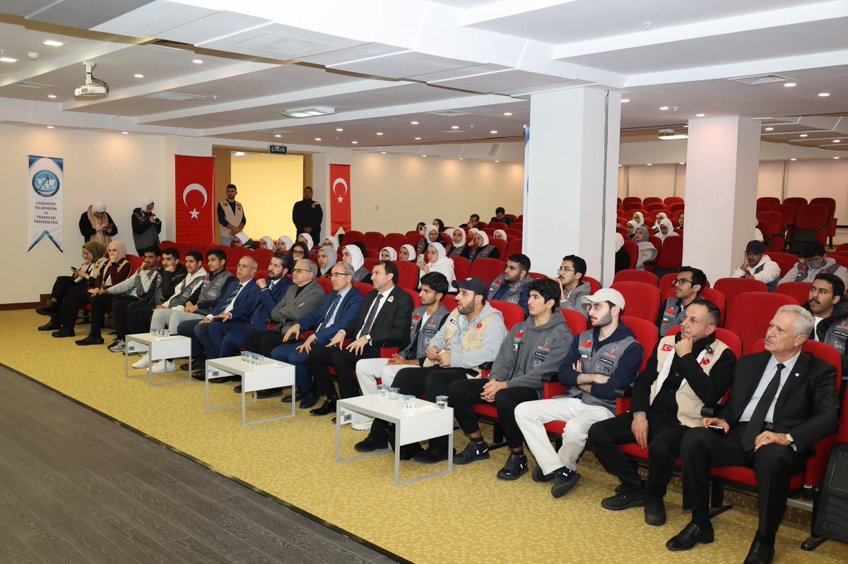 Kuveyt Üniversitesi Tıp Fakültesi'nin parlak öğrencileri, üniversitemize unutulmaz bir ziyaret gerçekleştirdi. Burada, 70 öğrenciyi misafir etmenin gururunu yaşadık. Üniversitemizin sunduğu olanakları ve Kuveyt Üniversitesi ile kurduğumuz derin iletişim köprülerini ve