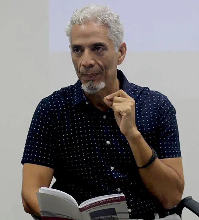 VillegasPoljak's tweet photo. Lee la palabra “Salvador” al revés: Rodavlas.

Así se llama Rodavlas Medina, escritor venezolano, quien acaba de ganar la VII Bienal de Literatura Cruz Salmerón Acosta.

El creador, conocido como Rod Medina, ganó obtuvo la mención poesía infantil con sus “Poemas para un día de vacaciones”.

¡Felicitaciones!

El jurado estuvo integrado por Heberto González Ferrer, César Franco Rivero y José Gregorio González Márquez.

Acordaron por unanimidad entregar el premio a Rodavlas Salvador Medina Lozada, quien presentó su obra bajo el seudónimo Nando Cabezotas y una vez abierta la plica se constató su autoría.

“Consideramos que el libro está vinculado a los intereses poéticos de los niños. El uso de imágenes sugerentes permite a los más pequeños acercarse al mundo de la palabra hecho poema”, indica el veredicto.

Leer más: https://t.co/hnzlxingXc