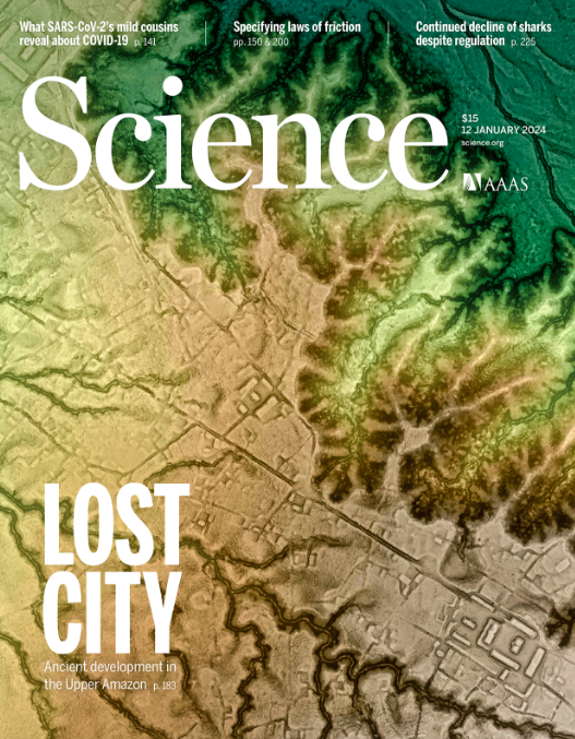 lahistoriaec's tweet photo. Civilización perdida en la Amazonía ecuatoriana. Una enorme ciudad precolombina diseñada hace más de 2.000 años y conformada por más de 6.000 estructuras conectadas por un sistema de carreteras que tenía zanjas de ambos lados que hacían de drenaje, fue hallada en #MoronaSantiago por arqueólogos nacionales y extranjeros. Tras analizar imágenes obtenidas por el gobierno a través de la tecnología LiDAR, que usa un escáner aerotransportado para medir distancias entre el emisor láser y la superficie, crearon mapas tridimensionales de lo que fue el imponente asentamiento hoy oculto entre el espesor de la selva. Se calcula que allí habrían vivido al menos 10.000 personas en 15 distritos distribuidos a orillas del río Upano y al costado oriental del volcán Sangay, nombre que le han dado a la ciudad ancestral. Se trata de un hallazgo publicado hoy en la portada de la prestigiosa revista @ScienceMagazine, que a decir de los científicos hace replantearse cuán complejas fueron las antiguas metrópolis del Amazonas.