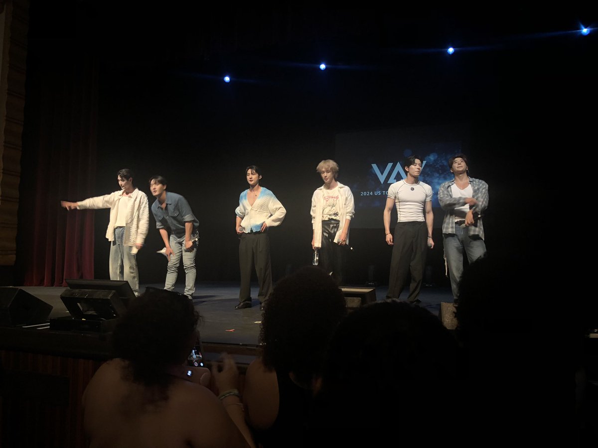 vavpuertorico's tweet photo. ¡Que noche increíble! ♥️🇵🇷

Durante la noche de ayer, VAMPZ de PR, vivió una experiencia que desde hace más de 2 años estábamos esperando. Verles por primera vez, fue alegría, y satisfacción. Los amamos @VAV_official 

#VAV #브이에이브이
#VAVinUS #VAVinSANJUAN https://t.co/MxUAYSRUli