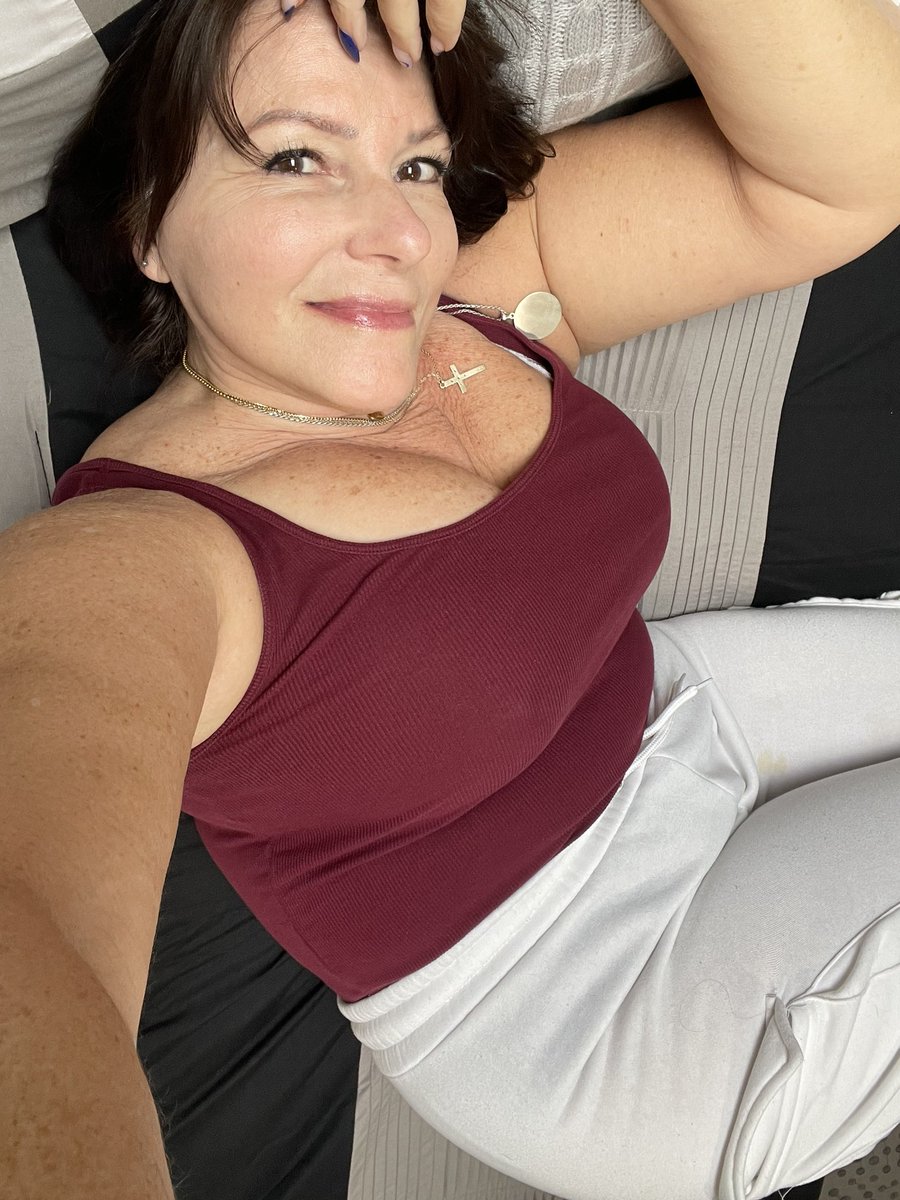 BronxGal62's tweet photo. Happy Friday. Did you join yet? #SubscribeNow #onlyfan #join #sale #fridaymorning #FridayFunDay #curvy #biggirl #olderwomen #curves #LinkInBio https://t.co/EZeMGGSKQK