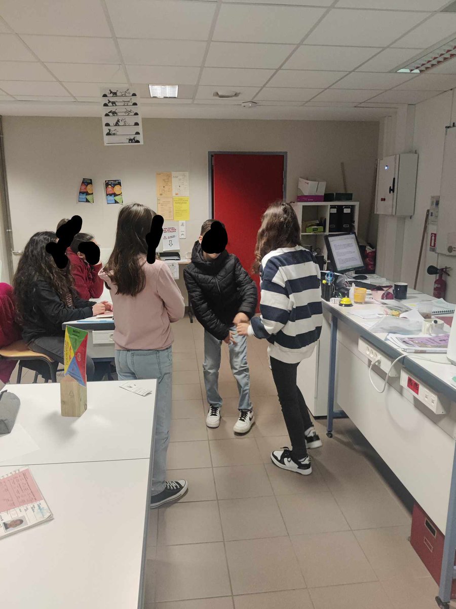 paris_segolene's tweet photo. Cette semaine en #viedeclasse c'était saynètes pour parler résolution de #conflits et #harcèlement en s'amusant. Les #élèves adorent jouer les situations et cela engage de beaux échanges.
Plus d'infos sur la mise en œuvre :
https://t.co/DRUYFvlhol
#profs #CPS #profprincipal https://t.co/WCNj2UPsw7