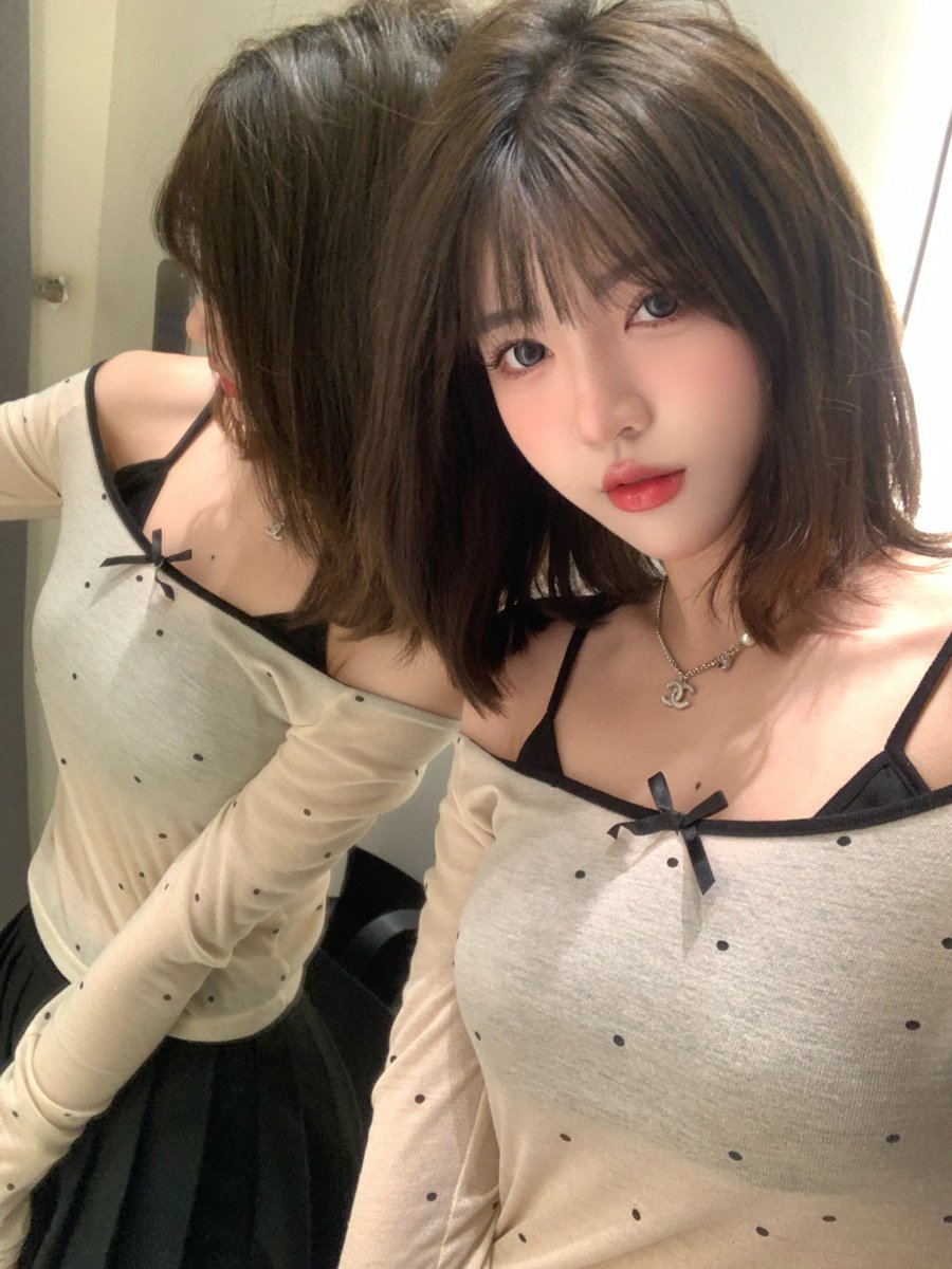 hsmgsb's tweet photo. 搔首弄姿的丝袜贱母狗，一脸的下贱母畜样，适合把她就地推倒，掀开裙子扯烂内裤，扛着黑丝骚腿就操她烂逼，边用力插边扇她巴掌，直接抽成一头只知道操逼的反差丧志臭母猪！
#意淫 #丝袜 #黑丝 #盯射 #辱骂 #羞辱 https://t.co/QcdhK2pVEF