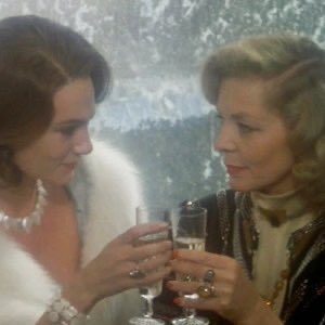 wonderful_g's tweet photo. #AgendaLetteraria
#CasaLettori 

"Il mondo è pieno di brave persone che fanno brutte cose".

_ Agatha Christie

#anniversari 

📸 Lauren Bacall e Jacqueline Bisset in ‘Assassinio sull’Orient Express,’ 1974 https://t.co/l4HxajpDk7