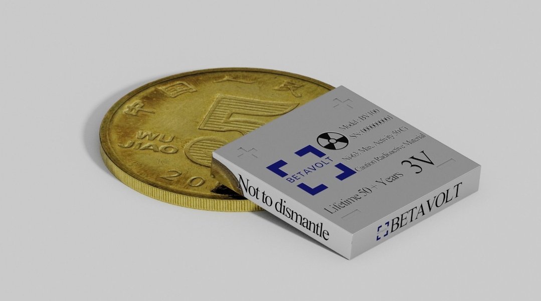 Chińska firma Betavolt wprowadziła baterię, która może działać bez ładowania przez 50 lat.

 Betavolt stwierdził, że opracowana przez niego bateria może zasilać telefony komórkowe, których nigdy nie trzeba ładować, oraz drony, które mogą latać w nieskończoność.