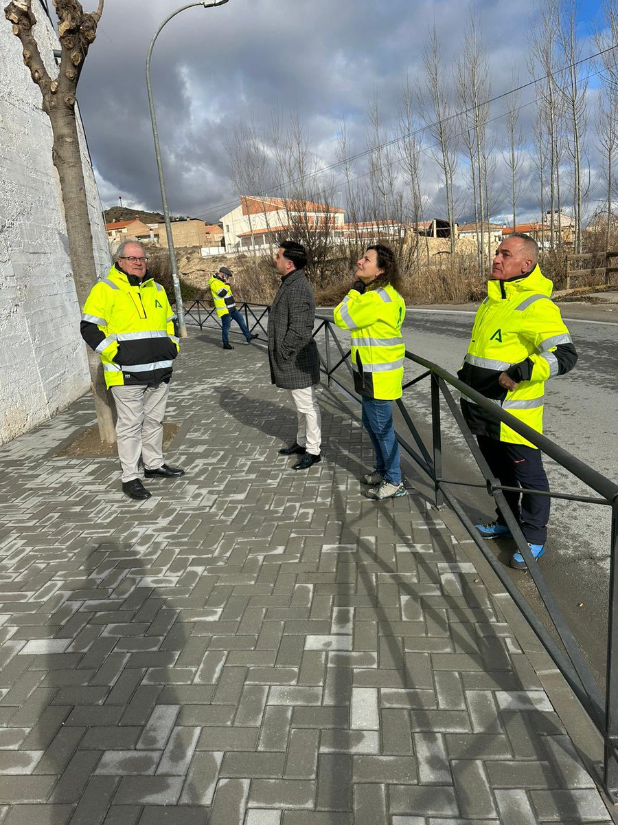 antonioayllon59's tweet photo. Aportamos seguridad a la Travesía de #Fonelas con las obras llevadas a cabo por @FomentoAND. Con su Alcalde @getse_marcial y equipo de la Delegación de Granada https://t.co/VuWbTvgpVI