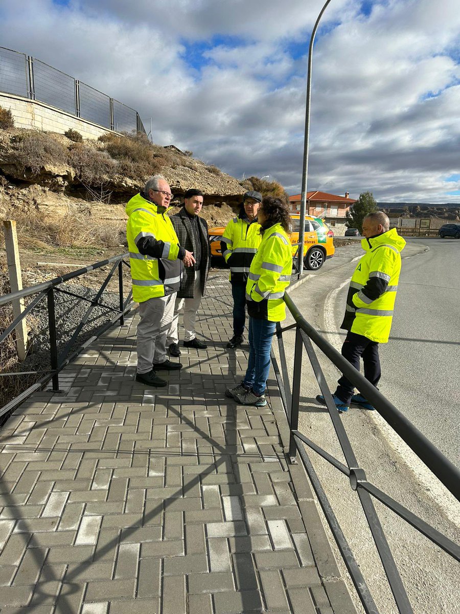 antonioayllon59's tweet photo. Aportamos seguridad a la Travesía de #Fonelas con las obras llevadas a cabo por @FomentoAND. Con su Alcalde @getse_marcial y equipo de la Delegación de Granada https://t.co/VuWbTvgpVI