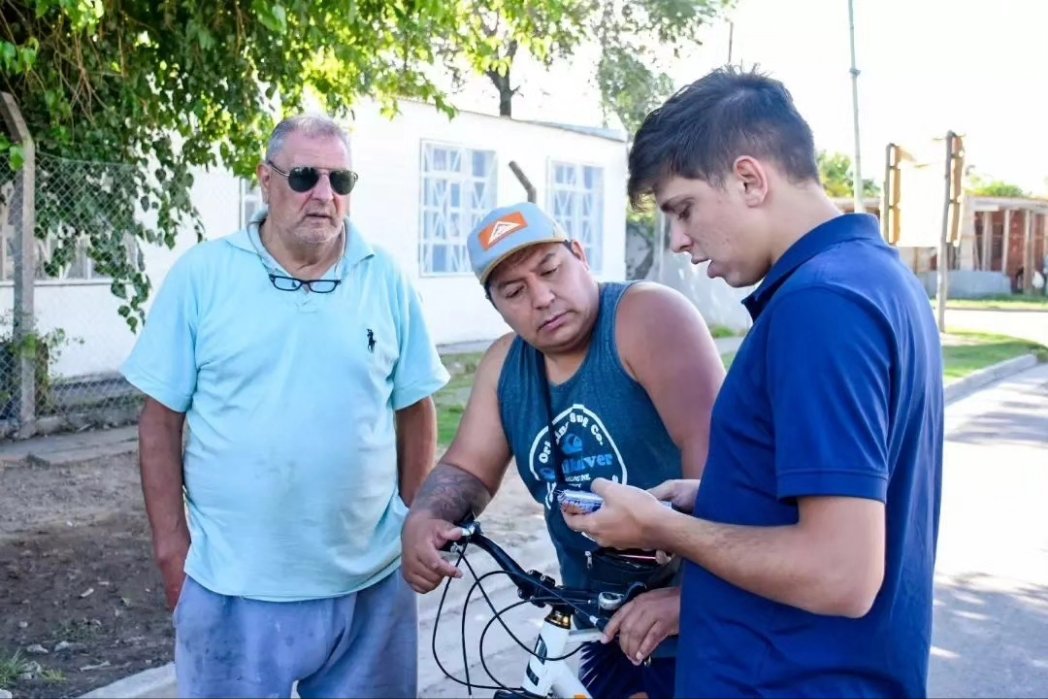 🚨Continuamos entregando controles de alarmas vecinales a nuestros vecinos y vecinas, reforzando la seguridad en los accesos a los barrios Matadero y Los Naranjos, y el corredor de la Escuela Primaria N°27, para reforzar la prevención y seguridad de la comunidad.

<a href="/RoberVazquezOK/">Roberto Vazquez</a>