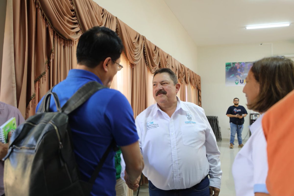 Justo ahora el Director de <a href="/FAOLandWater/">FAO Land, Soil and Water</a> <a href="/LI_Lifeng_FAO/">Lifeng LI</a> junto a la Representante Residente de #FAOHN <a href="/FatimaEspinaFAO/">Fátima Espinal Mercedes</a>, el Viceministro de <a href="/saghonduras/">SAG Honduras</a> <a href="/roy_lazo/">Roy lazo</a> y funcionarios de <a href="/dictasag/">DICTA SAG Honduras</a> realizan visita en campo y reunión con autoridades de la <a href="/unaghonduras/">UNAG</a>.

#SoilFER