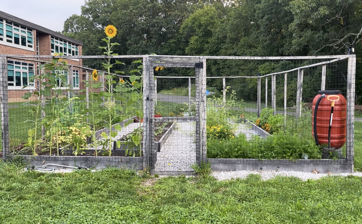 7th graders from Ms. Marsillio’s class have been working together to run the Ponus Farm2School account. Starting this week, we will share the posts they created! Help them reach their goal to reach 100 followers by January 22nd.  Follow @PonusFarm2School to see updates!