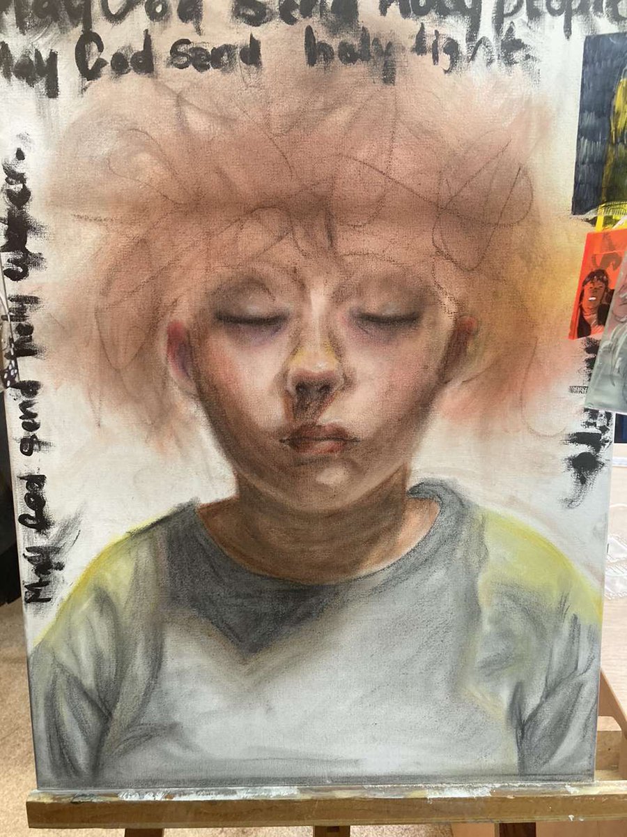 ElloKity_'s tweet photo. Ops on my final piece art mock?? It’s based on my mums mental illness as the theme was identity, it took 5 hours(that’s all the time we had) but yeah I’m incredibly proud of how it turned out (my teacher said this is most likely a grade 9 (A*)) :33
#art #Gcse #FineArt #exam https://t.co/0xoSttpby5