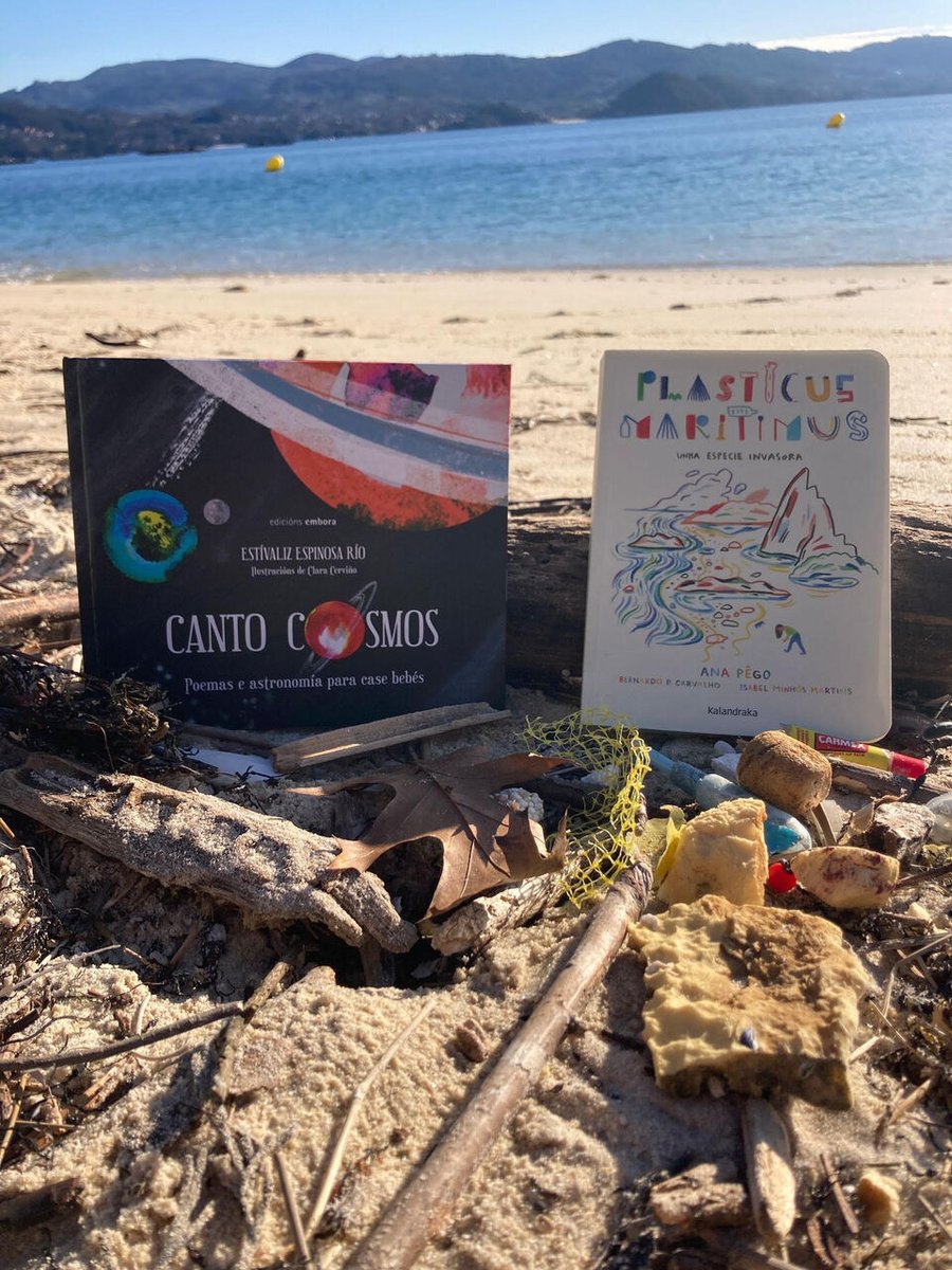 #LIX | 📚Estreamos o ano lector con <a href="/evamejuto/">a evamejuto</a>, entre poesía cósmica e contaminación mariña:

🌙'Canto cosmos. Poesía e astronomía para case bebés', de <a href="/EstibalizEs/">Estíbaliz Espinosa (Río) 🌌</a> e <a href="/ClaraCervino/">Clara Cerviño</a> (Embora)

🌊'Plasticus maritimus' de Ana Pêgo (<a href="/KalandrakaEdit/">Kalandraka Editora</a>)

 📲dozz.es/lcqto1