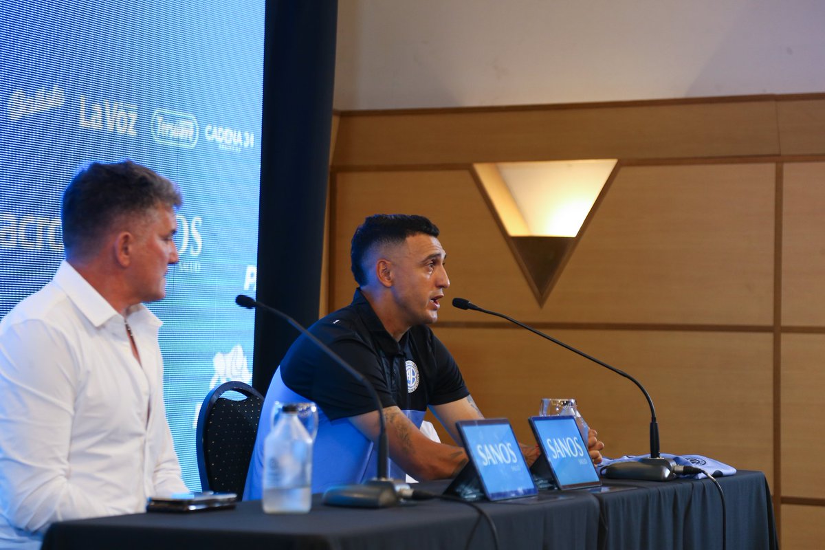 Belgrano's tweet photo. 🎙️MATÍAS SUÁREZ FUE PRESENTADO EN CONFERENCIA

"Estoy acá porque tengo muchísimas ganas y mucho para dar. Estoy muy ilusionado y feliz con este regreso".

"Siento que #Belgrano es mi casa. Miro para adelante y voy a dar todo por este club, que se lo merece".

"Belgrano tiene un grupo enorme de jugadores.  Son tres competencias muy importantes y tenemos que estar a la altura siempre."

🎥 Mirala completa, acá: https://t.co/aAnHmlKMTo