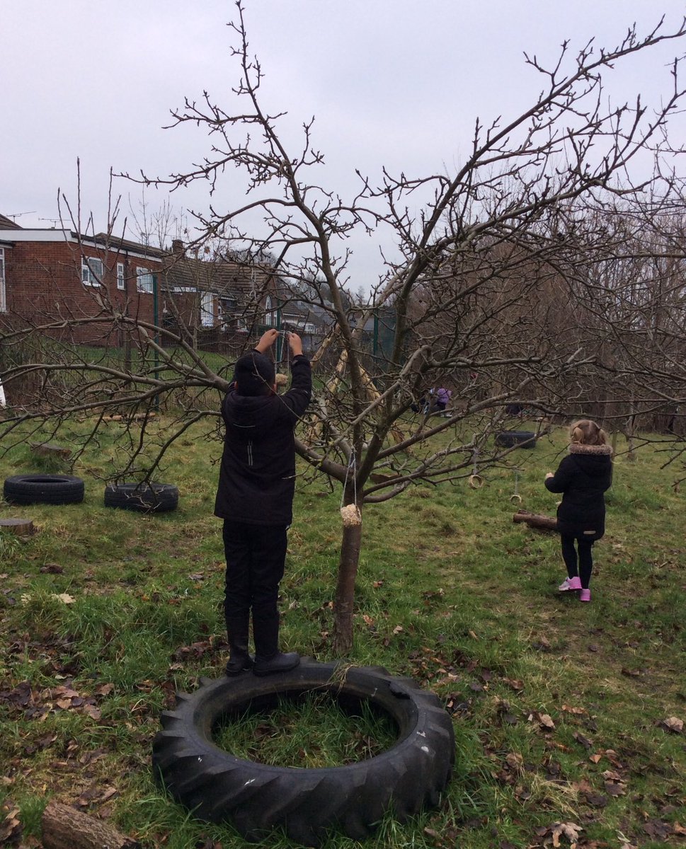 MissHaslamMVP's tweet photo. First forest school afternoon of the year 🌲making bird feeders 🐦‍⬛ https://t.co/eBwYsl8p84