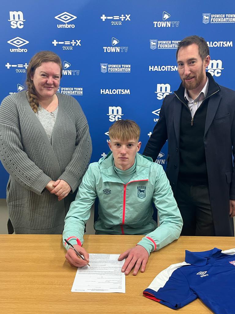BallersFFA's tweet photo. 💥✍️ Signing ✍️💥
Roman’s signing pictures at lpswich 

Congratulations and good luck on the next exciting stage in your footballing journey. A pleasure to coach at both futsal and football with Ballers ⚫️⚪️ and @officialmtyfc EJA 🔴🔵

Go and smash it Ro ⚽️👊 https://t.co/Yt2Xz9yPZ7