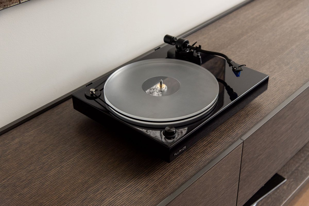 Fluance's tweet photo. Enjoy your music like never before with the #RT85 Turntable and its Acrylic Platter! The high density and greater acrylic mass provide consistent speed and eliminate unwanted vibrations, giving you a 3D soundstage. 🎶
#VinylMagic #MyFluance #RESPECTTHERECORD https://t.co/ca0xTYyAcP