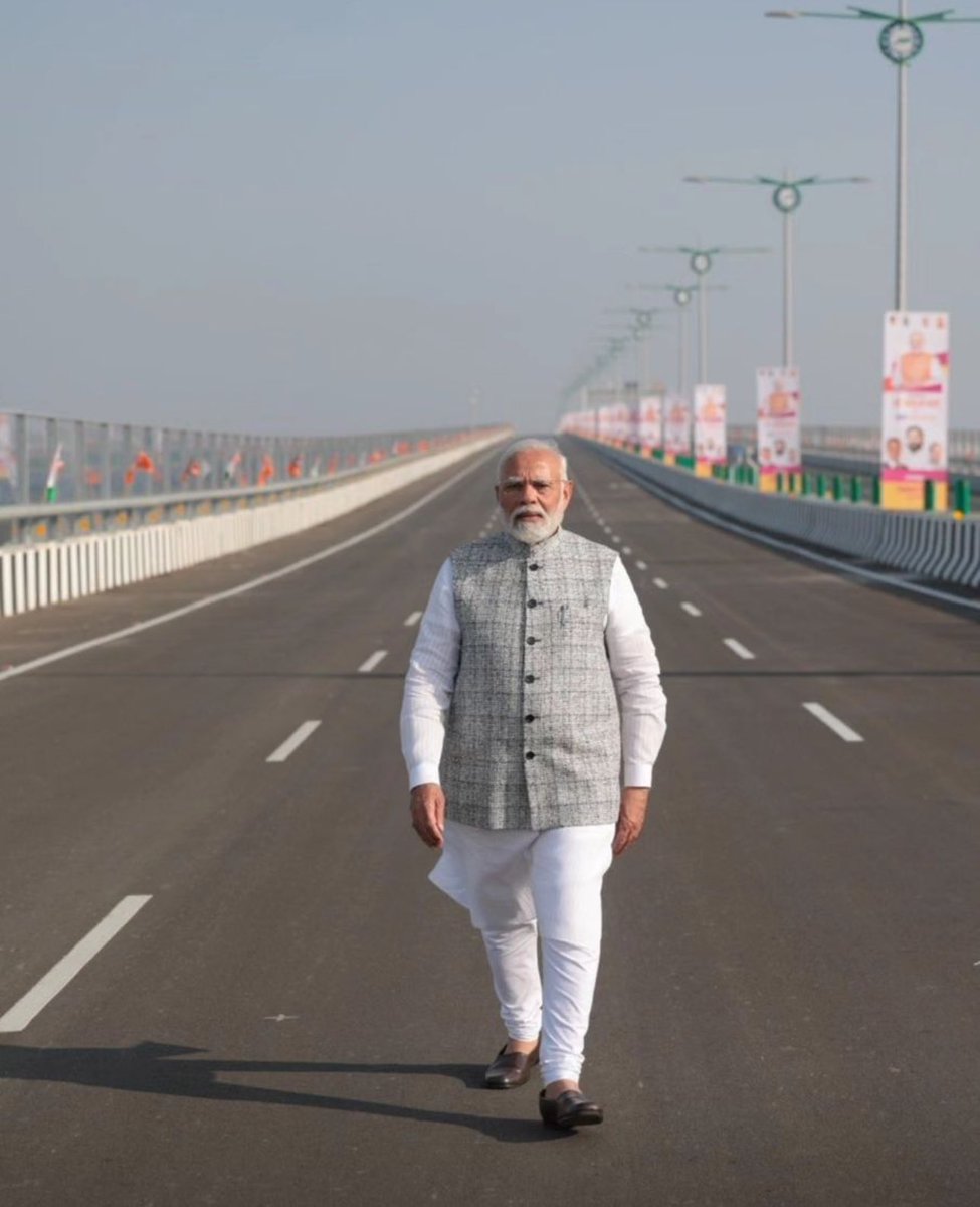 ratnakar273's tweet photo. गतिमान विकसित भारत के स्वरूप का प्रतीक,
तकनीक, सामर्थ्य और इच्छाशक्ति का दर्शन,

“ अटल सेतु” मुम्बई हार्बर 
मज़बूत संकल्पों के सिद्ध होने की आहट के साथ
निरन्तर आगे बढ़ते कदम,

क्योंकि,
@narendramodi है तो मुमकिन है 
#AtalSetu https://t.co/nRGxcmtALf