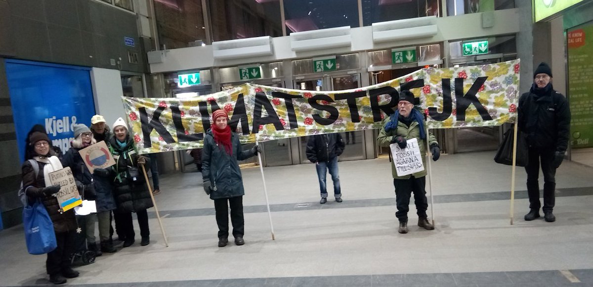 #FridaysForFuture #ClimateStrike i Göteborg 12 januari på Gustaf Adolfs torg. Vi avslutade med en runda i Nordstan med banderoll och plakat. @FFF_goteborg