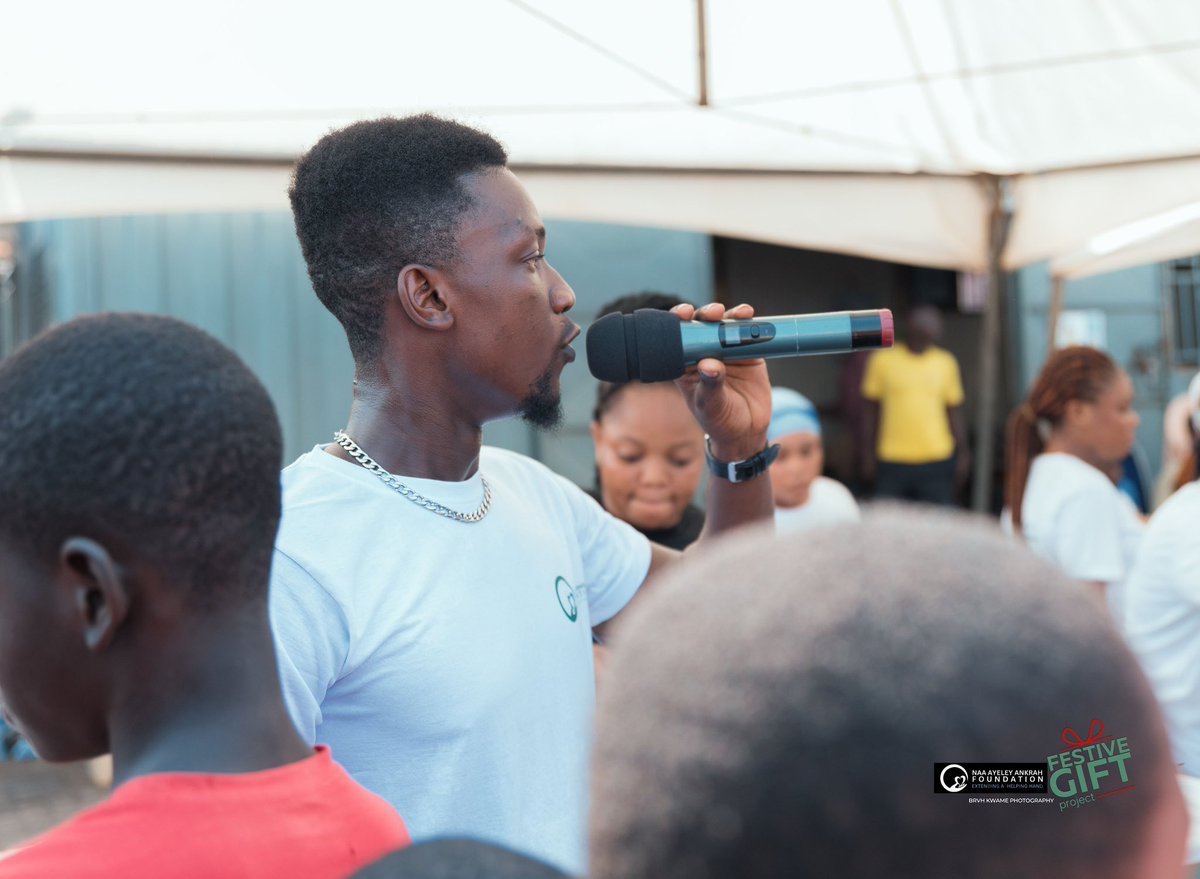 naafoundation_'s tweet photo. Vice / PRO @Scripp_T doing one of the things be does best under the festive gift project which happened on 6.1.2024 at tema station. Project feed 500 street children completed 💚 https://t.co/RQ4krAhmBJ