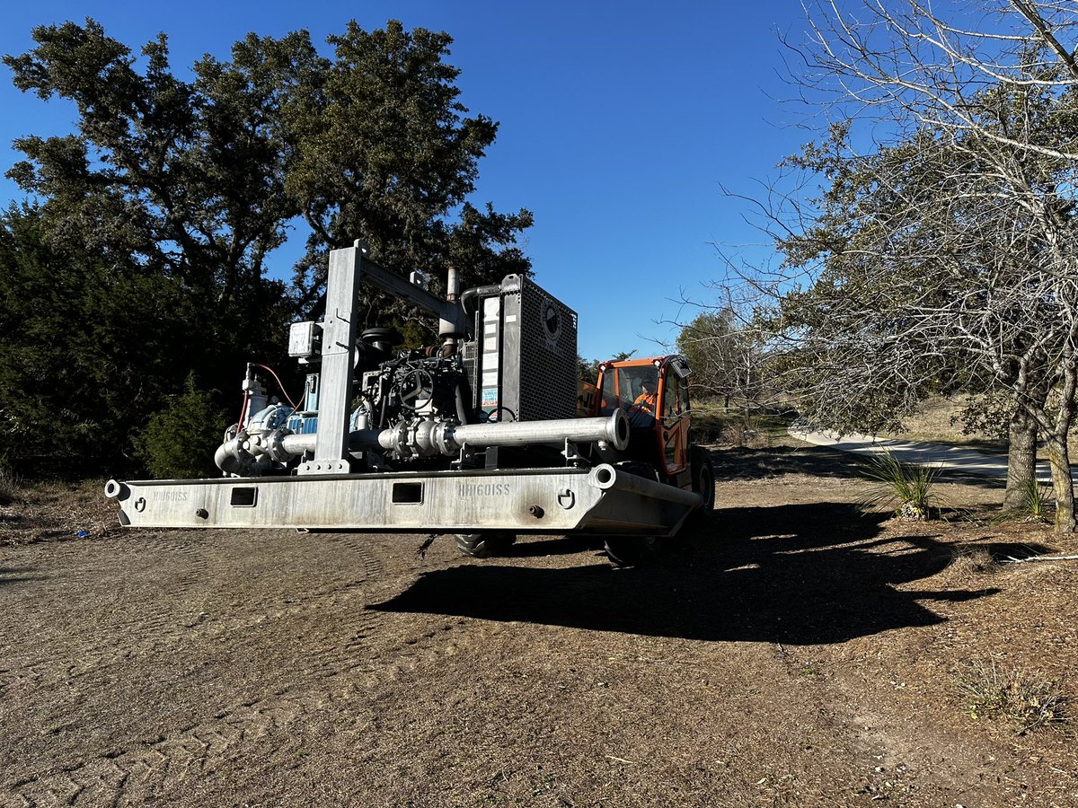 Installing our temp irrigation pump ahead of our irrigation lake renovation!  For 8 weeks we will be utilizing this system while our main irrigation lake is excavated and re-lined.   #rainforrent 💦 #irrigation #renovation