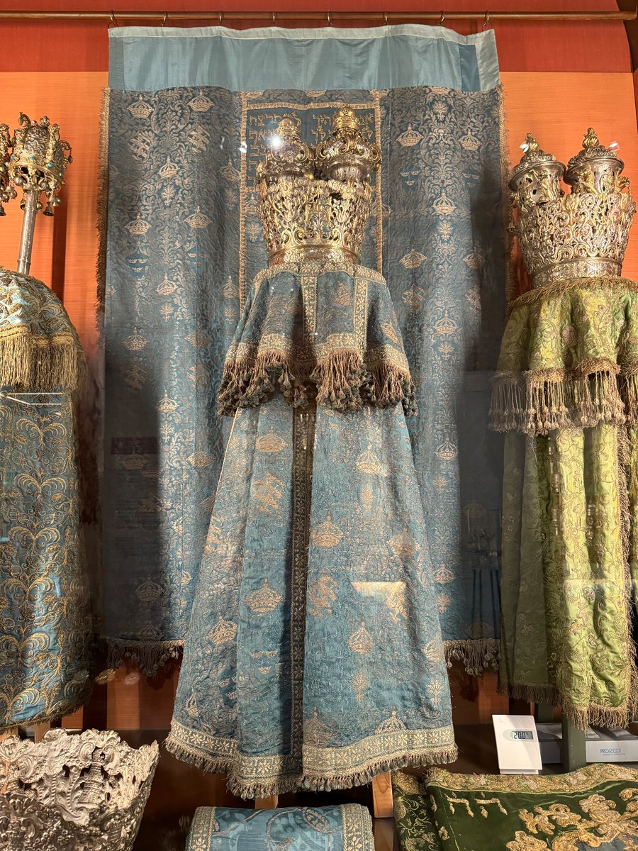 danielleviathan's tweet photo. Dagens roliga fynd: på Judiska museet i Rom finns Tora-attiraljer från 1600-talet som sytts av tyger från drottning Kristina själv. Tyger från hennes vagn, som hon donerade till Roms judar. Vips, Tora-textilier med tre kronor och Vasaättens symboler. Hade ingen aning om detta! https://t.co/wUoLiQY5B5
